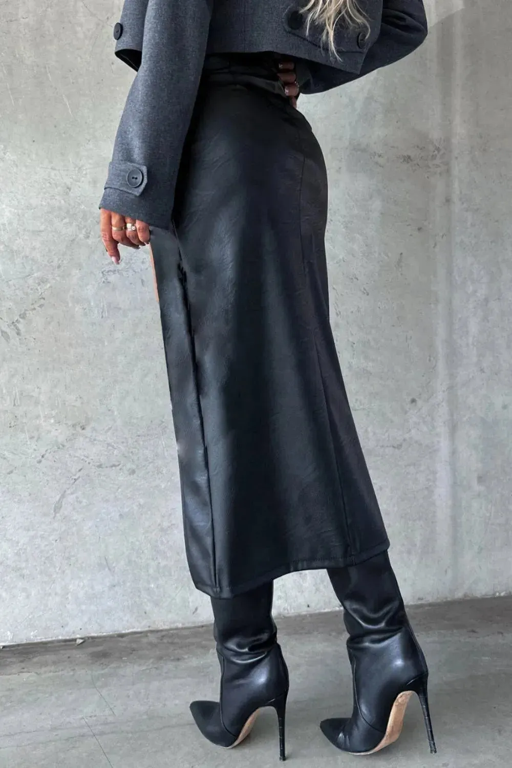 Chic Slit Midi Skirt with Functional Pockets